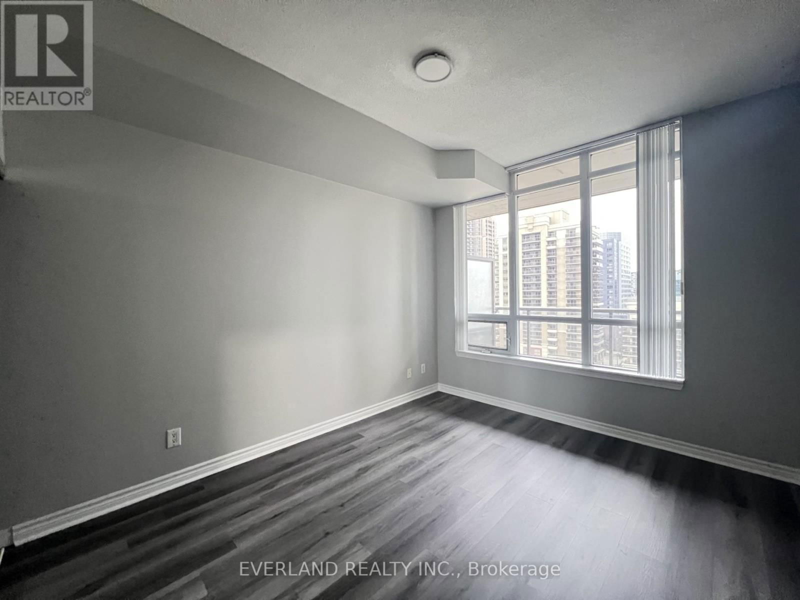 901 - 388 PRINCE OF WALES DRIVE Image 6