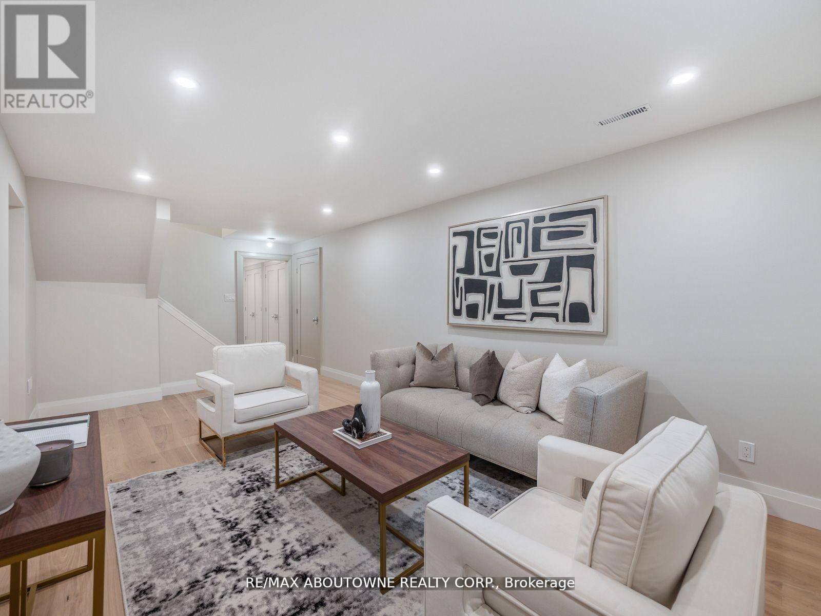 33 HARBOURSIDE COURT Image 32