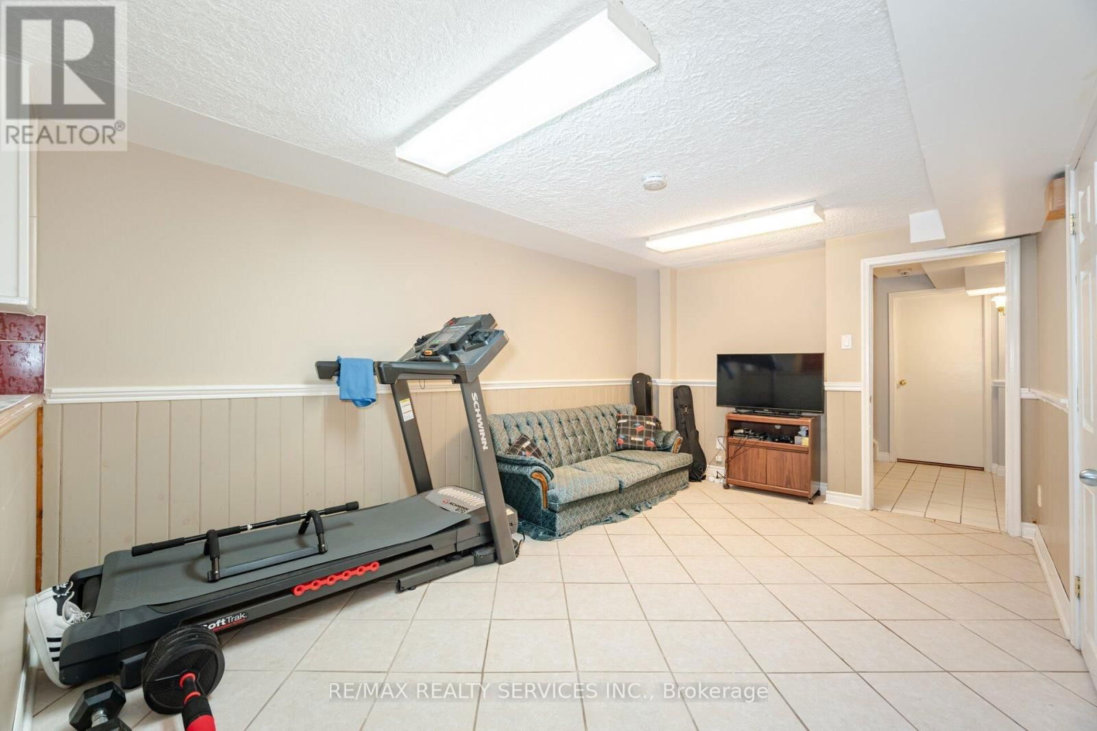 556 CHANTENAY DRIVE Image 32