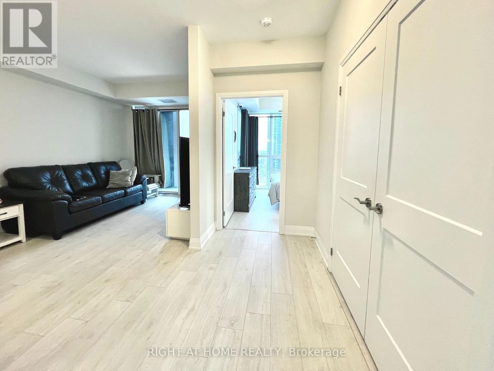 1407 - 15 LYNCH STREET Image 2