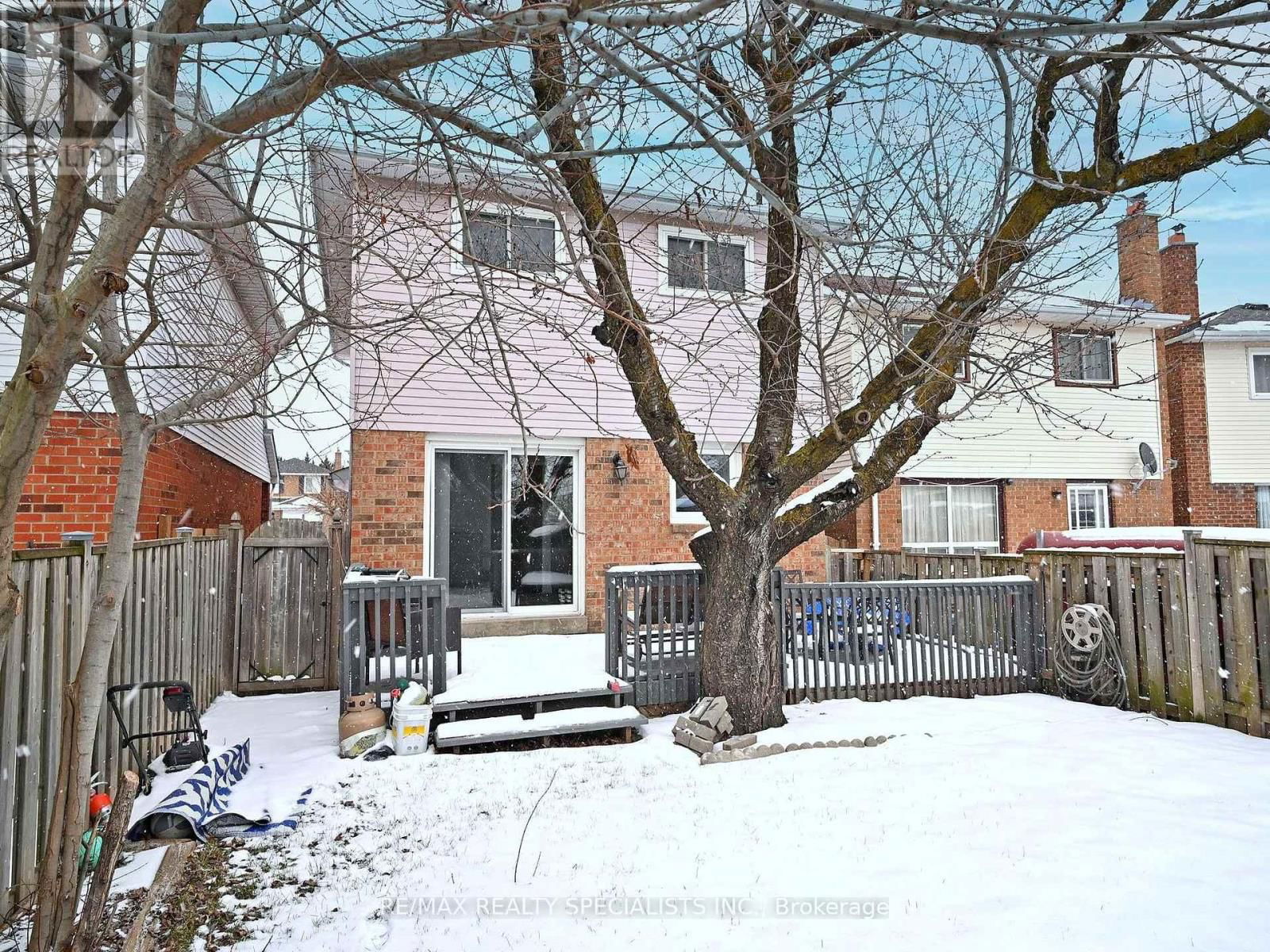 8 STEPHENSEN COURT Image 36