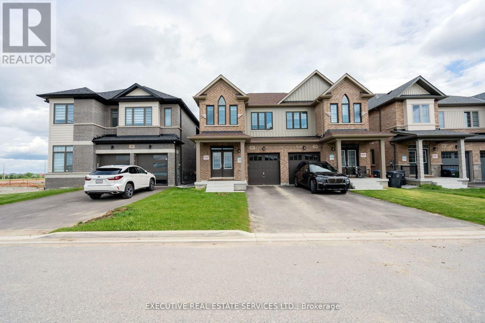 35 MOORHART CRESCENT Image 1