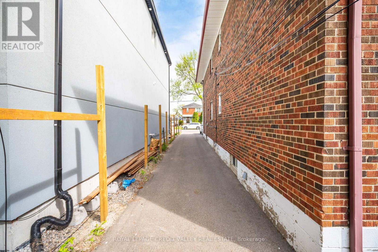 19 ROSELAND DRIVE Image 12