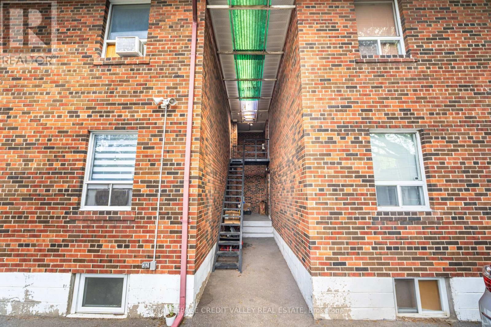 19 ROSELAND DRIVE Image 16
