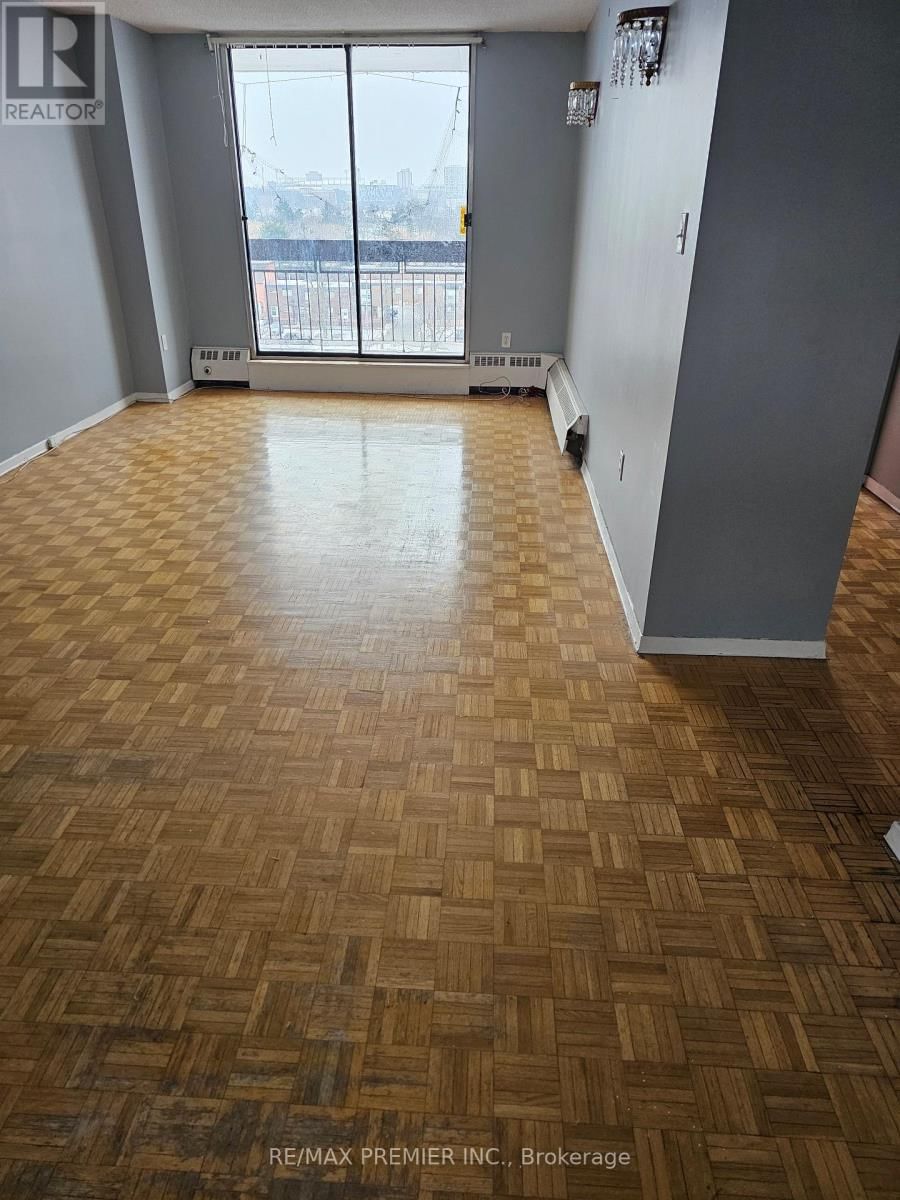 # 811 - 4673 JANE STREET Image 4