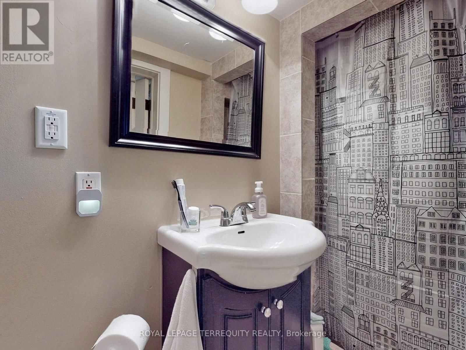 197 PARK LAWN ROAD Image 35