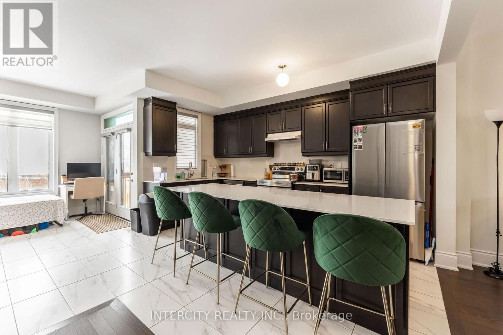 32 FOXSPARROW ROAD Image 11