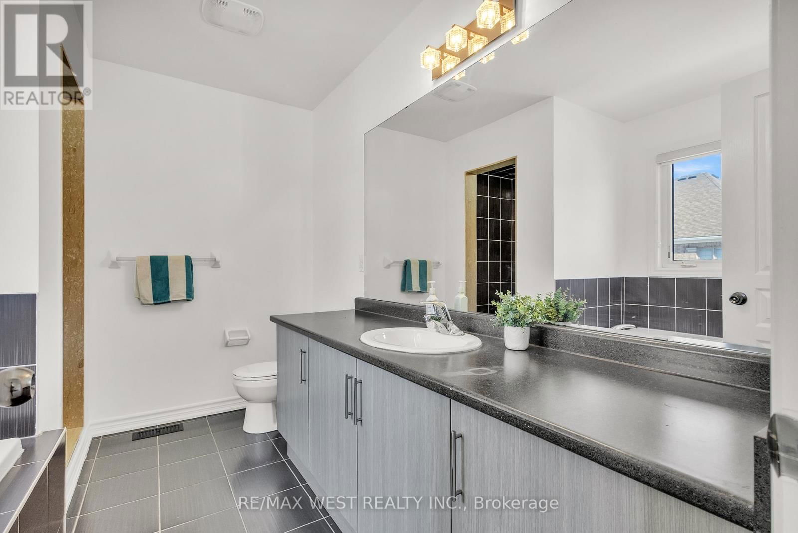 84 LONE ROCK CIRCLE Image 33