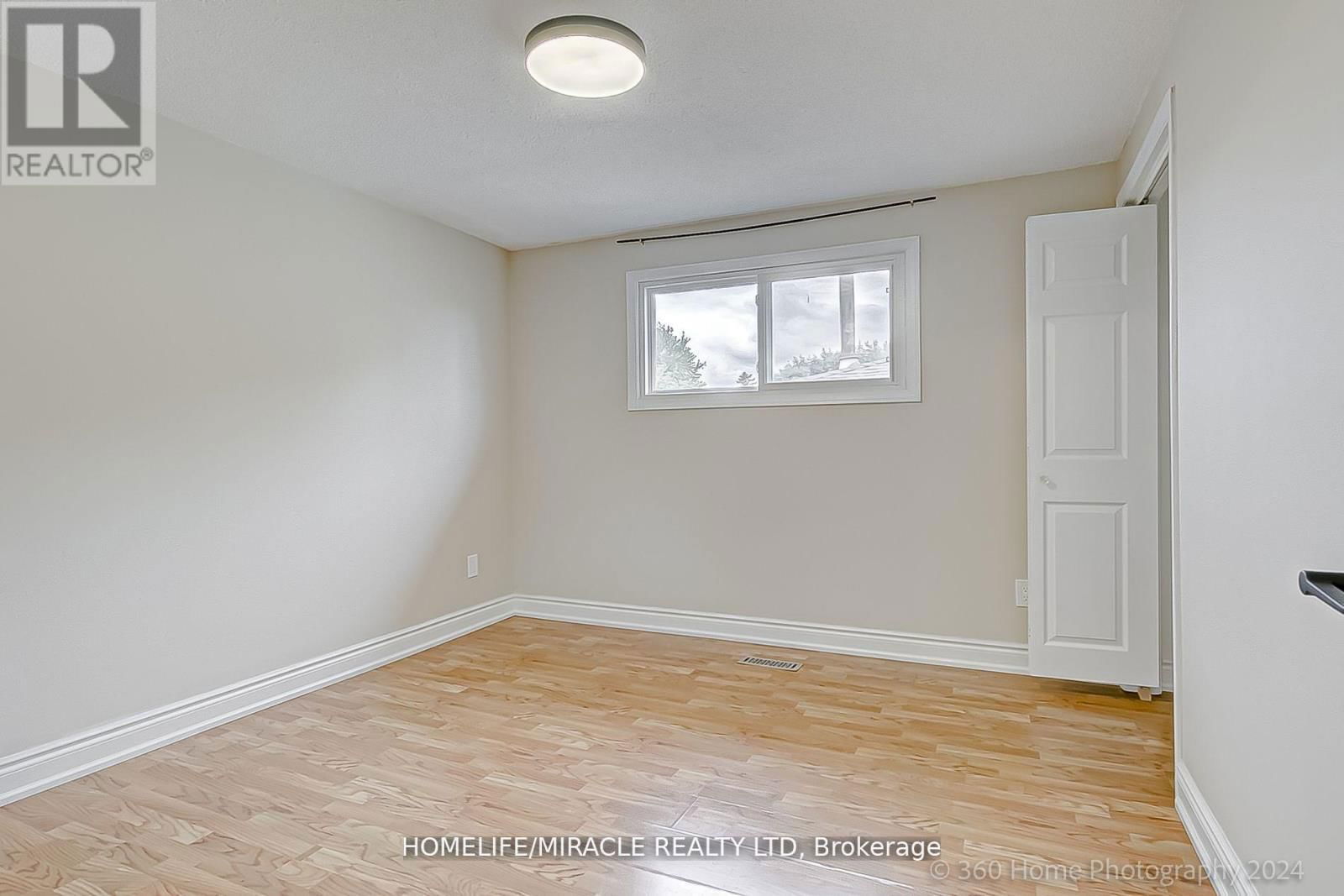581 HAYWARD CRESCENT Image 17