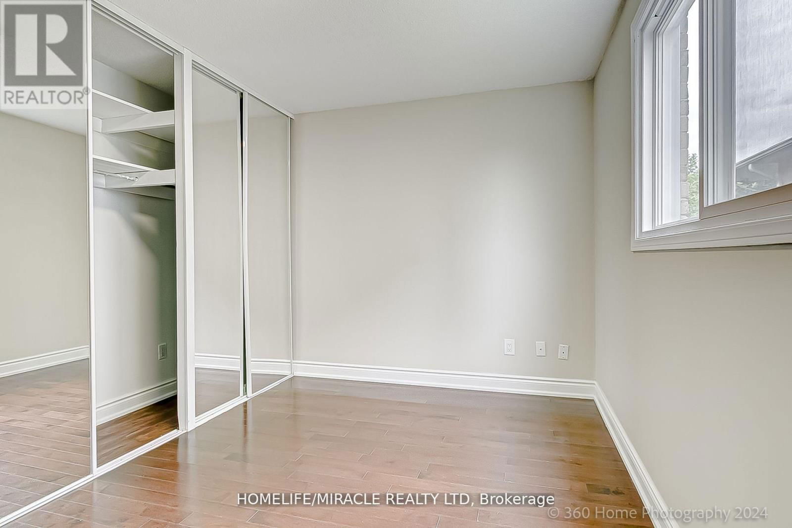 581 HAYWARD CRESCENT Image 18