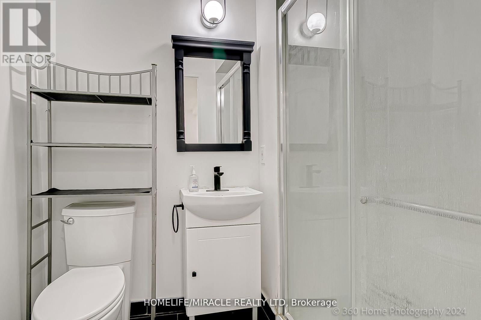 581 HAYWARD CRESCENT Image 24