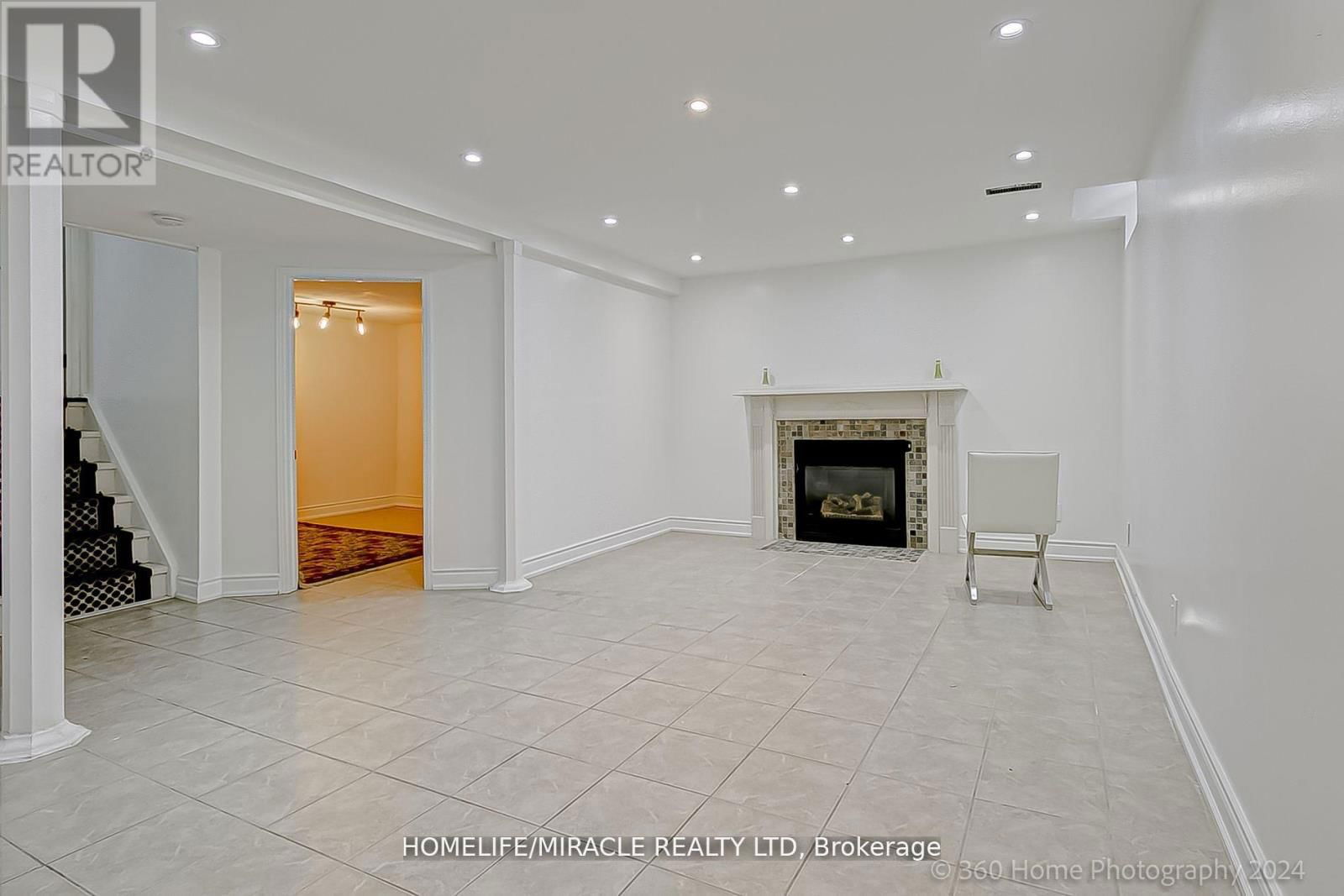 581 HAYWARD CRESCENT Image 26