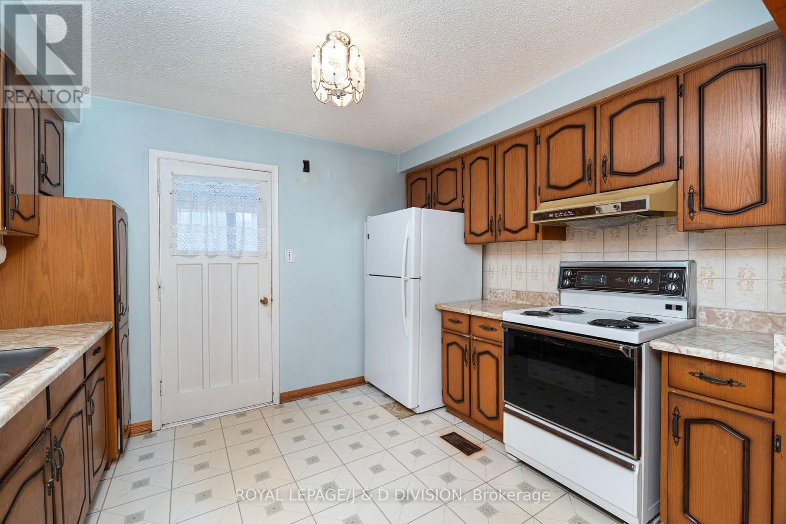51 EDINBOROUGH COURT Image 11