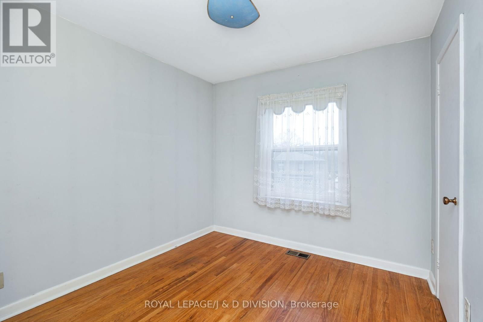 51 EDINBOROUGH COURT Image 20