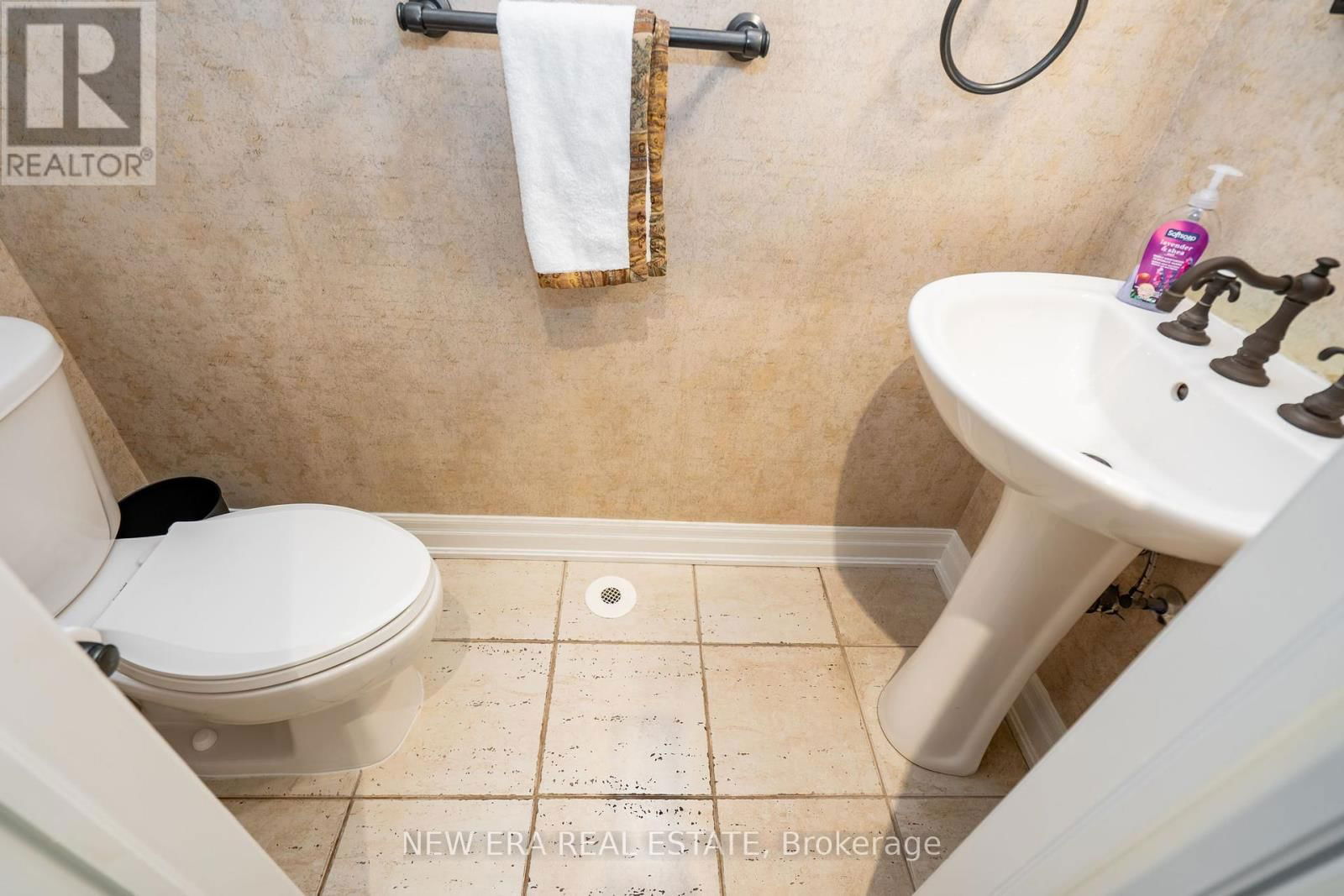 15 - 138 WATERSIDE DRIVE Image 2