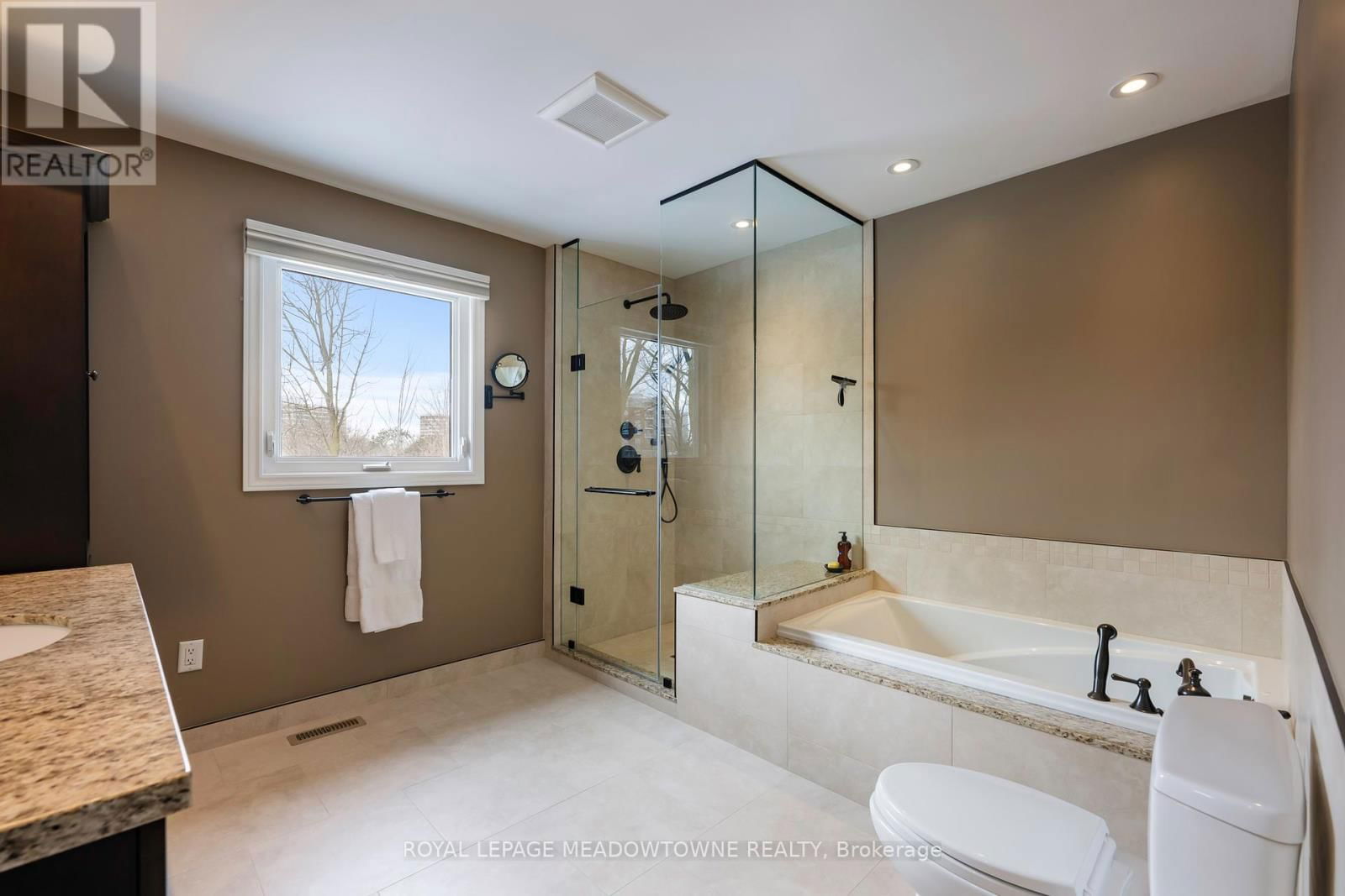 28 PINE TREE CRESCENT Image 24