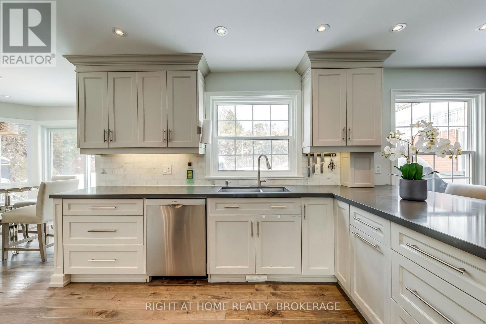 1335 CAMBRIDGE DRIVE Image 12