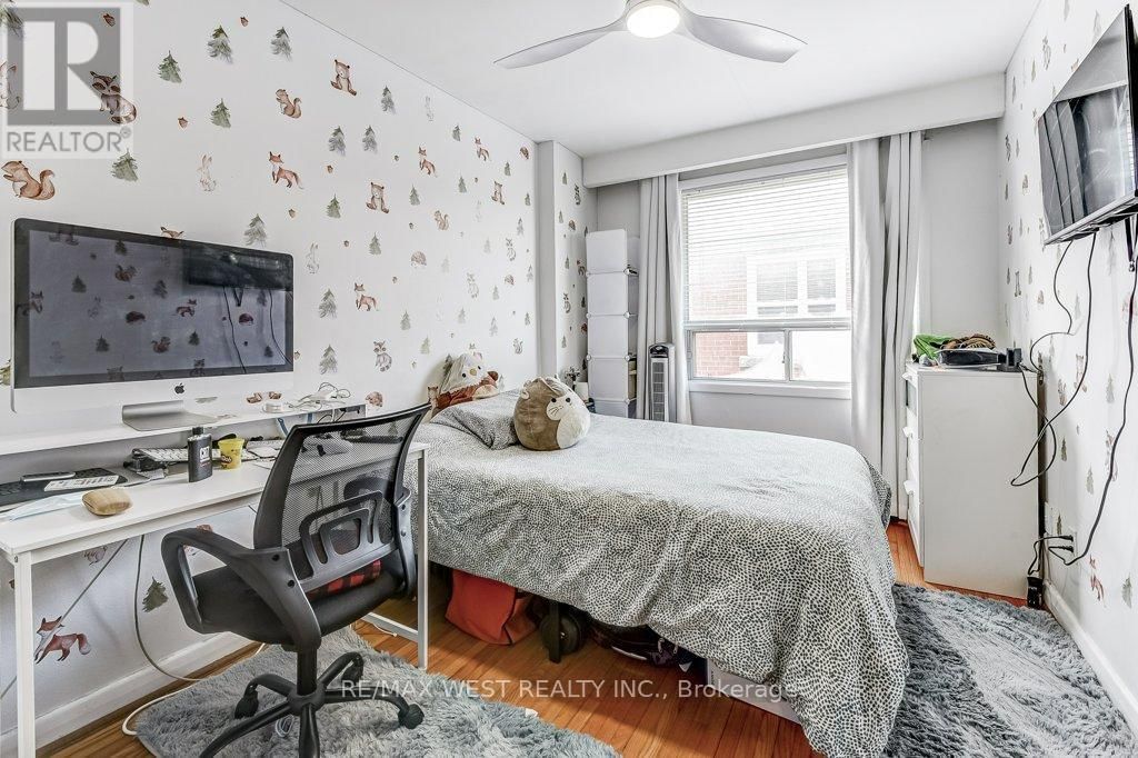 136 PORTLAND STREET Image 33