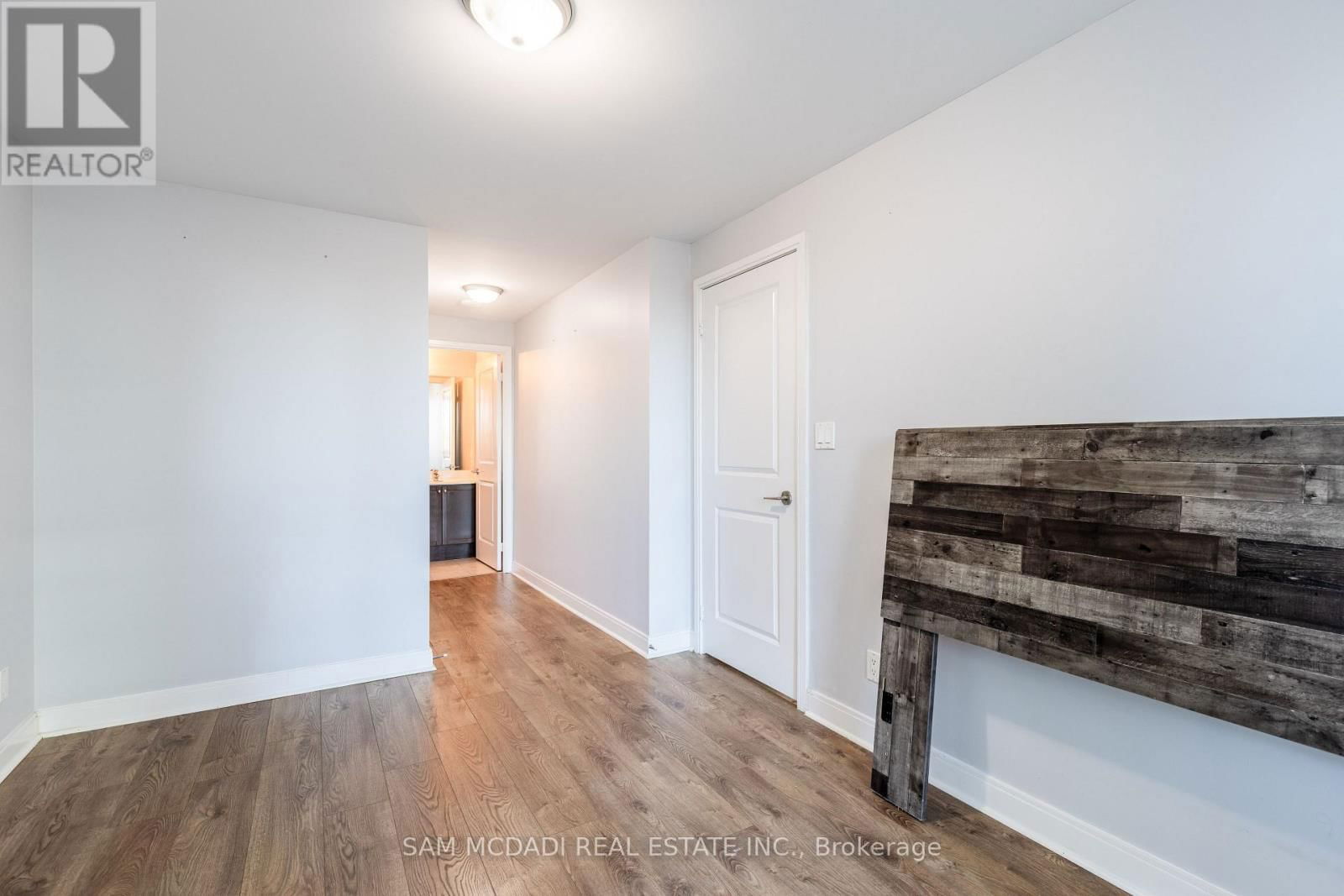 310 - 70 ABSOLUTE AVENUE Image 10