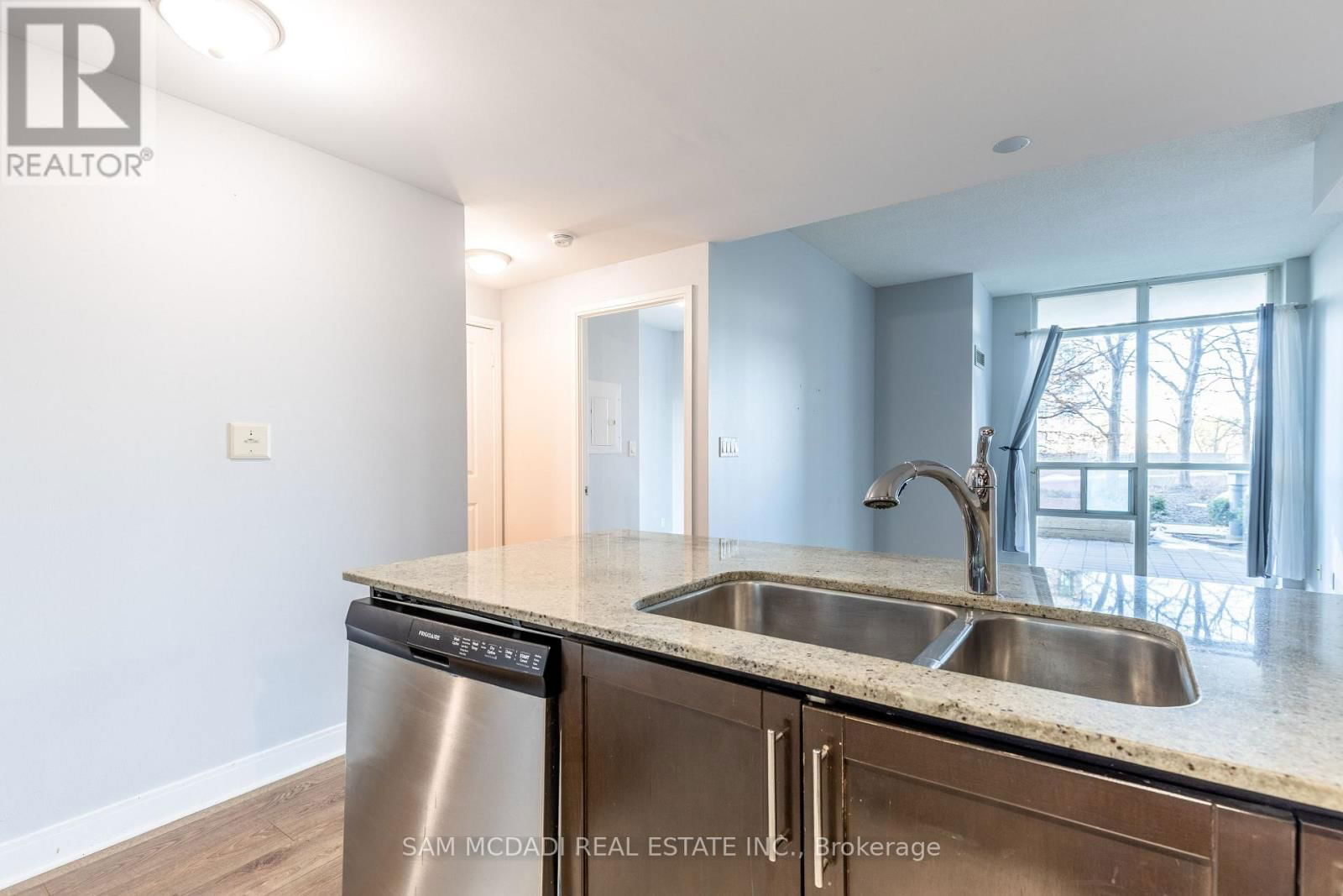 310 - 70 ABSOLUTE AVENUE Image 6