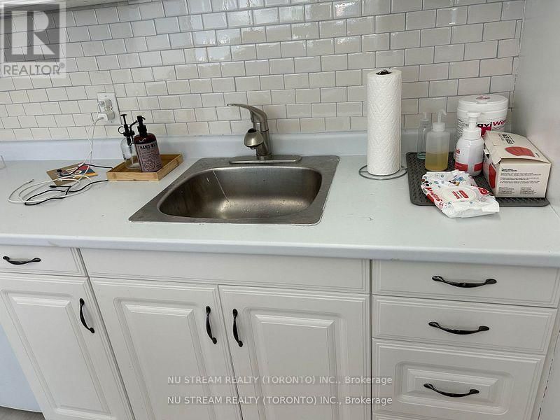 426 ROYAL YORK ROAD Image 4