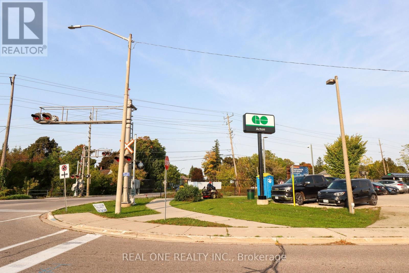 10 MILL STREET EAST Image 36