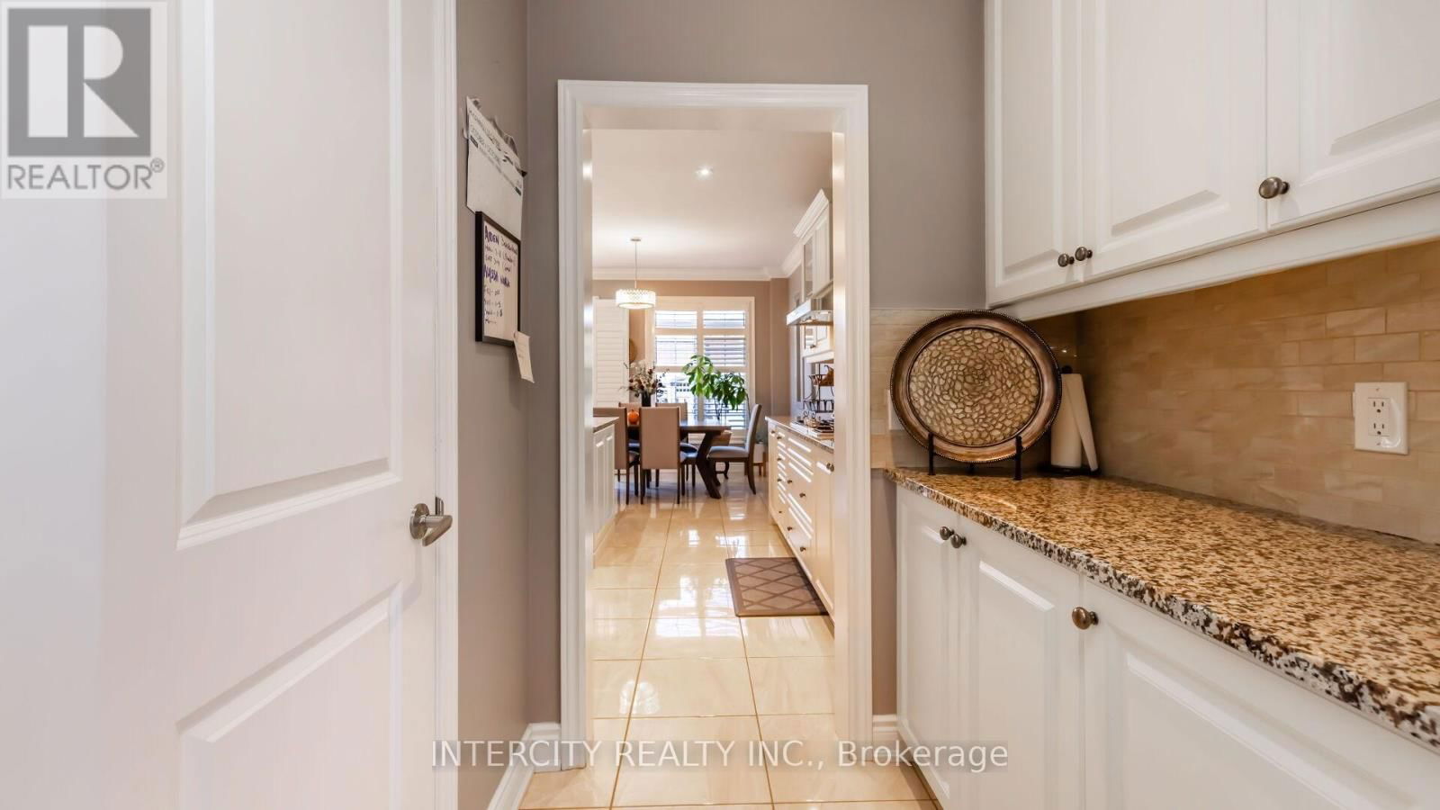 58 BANSBURY CIRCLE Image 12