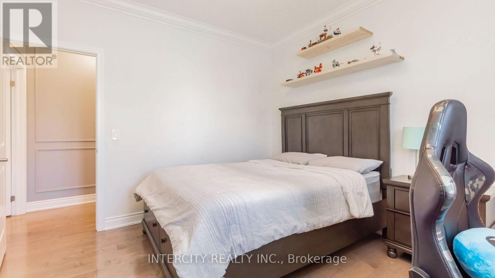 58 BANSBURY CIRCLE Image 39