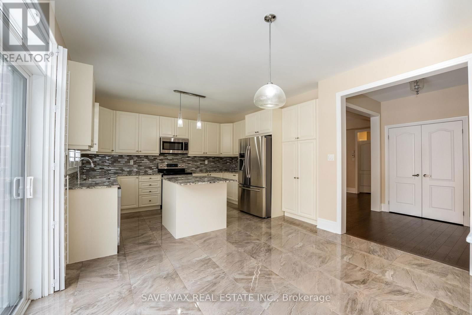 36 ROULETTE CRESCENT Image 13