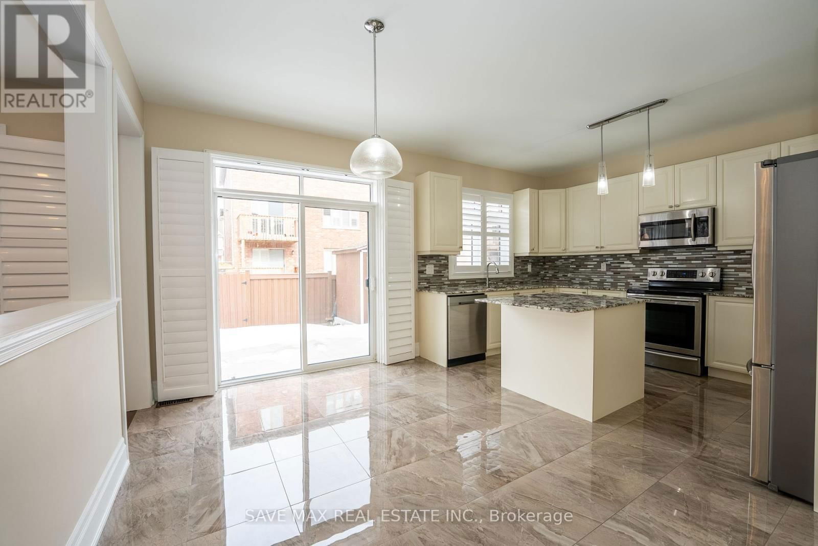 36 ROULETTE CRESCENT Image 14