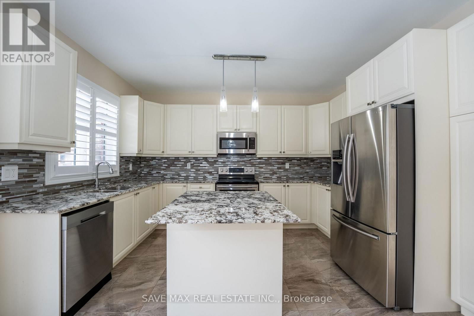 36 ROULETTE CRESCENT Image 15
