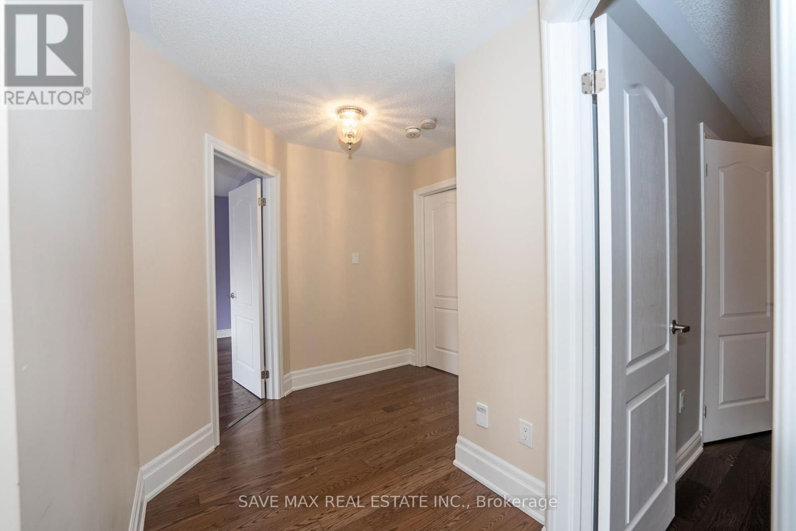 36 ROULETTE CRESCENT Image 19