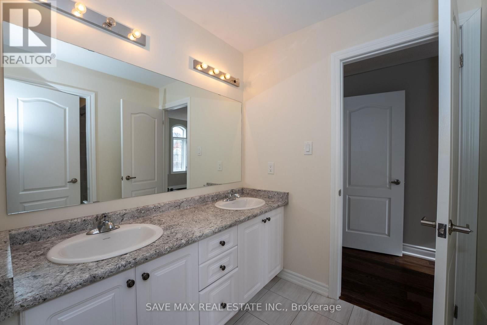 36 ROULETTE CRESCENT Image 28