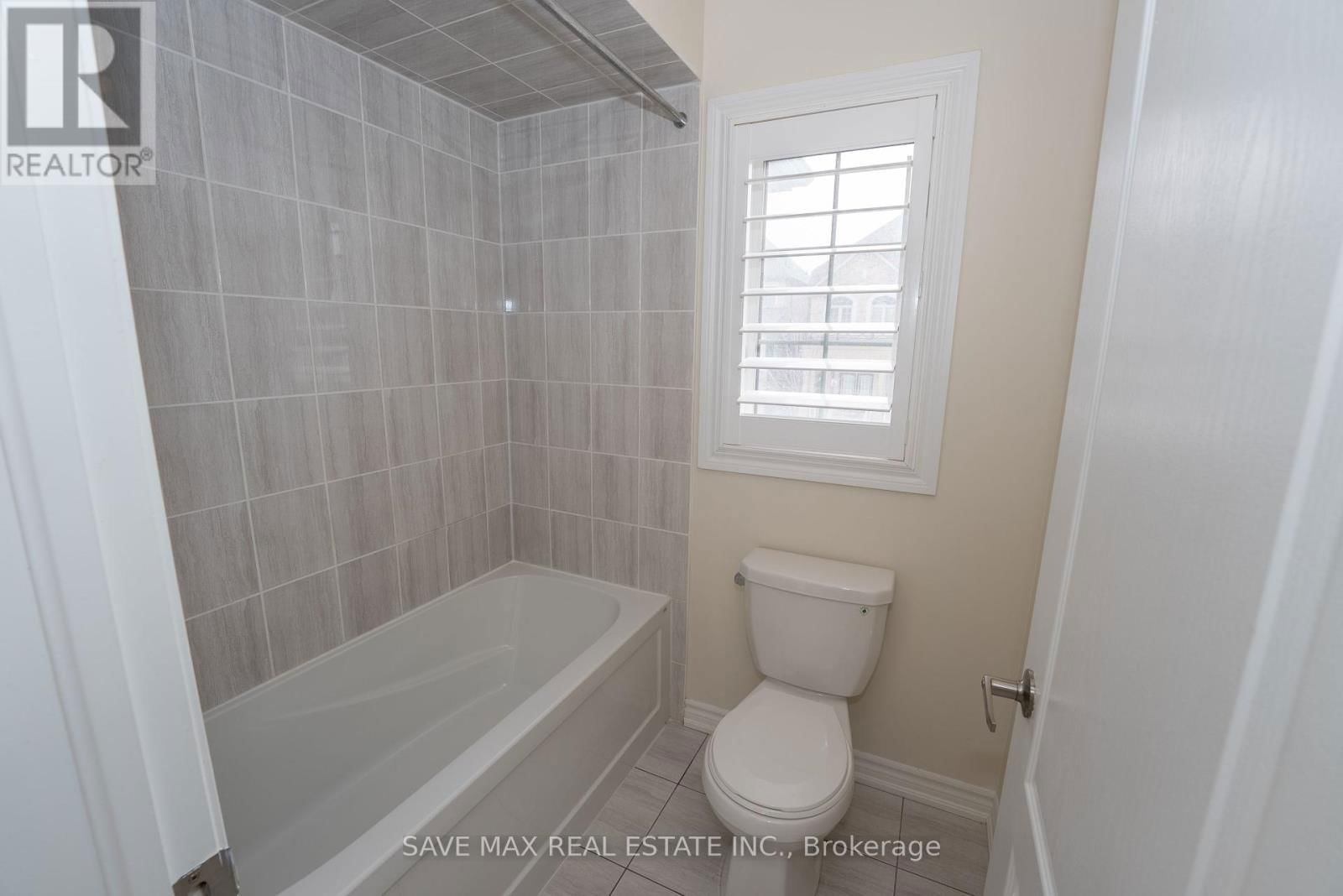 36 ROULETTE CRESCENT Image 29