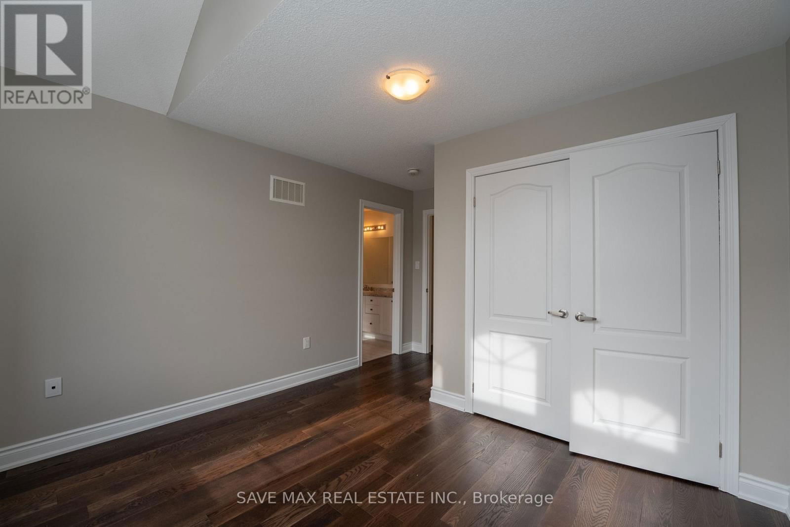 36 ROULETTE CRESCENT Image 31