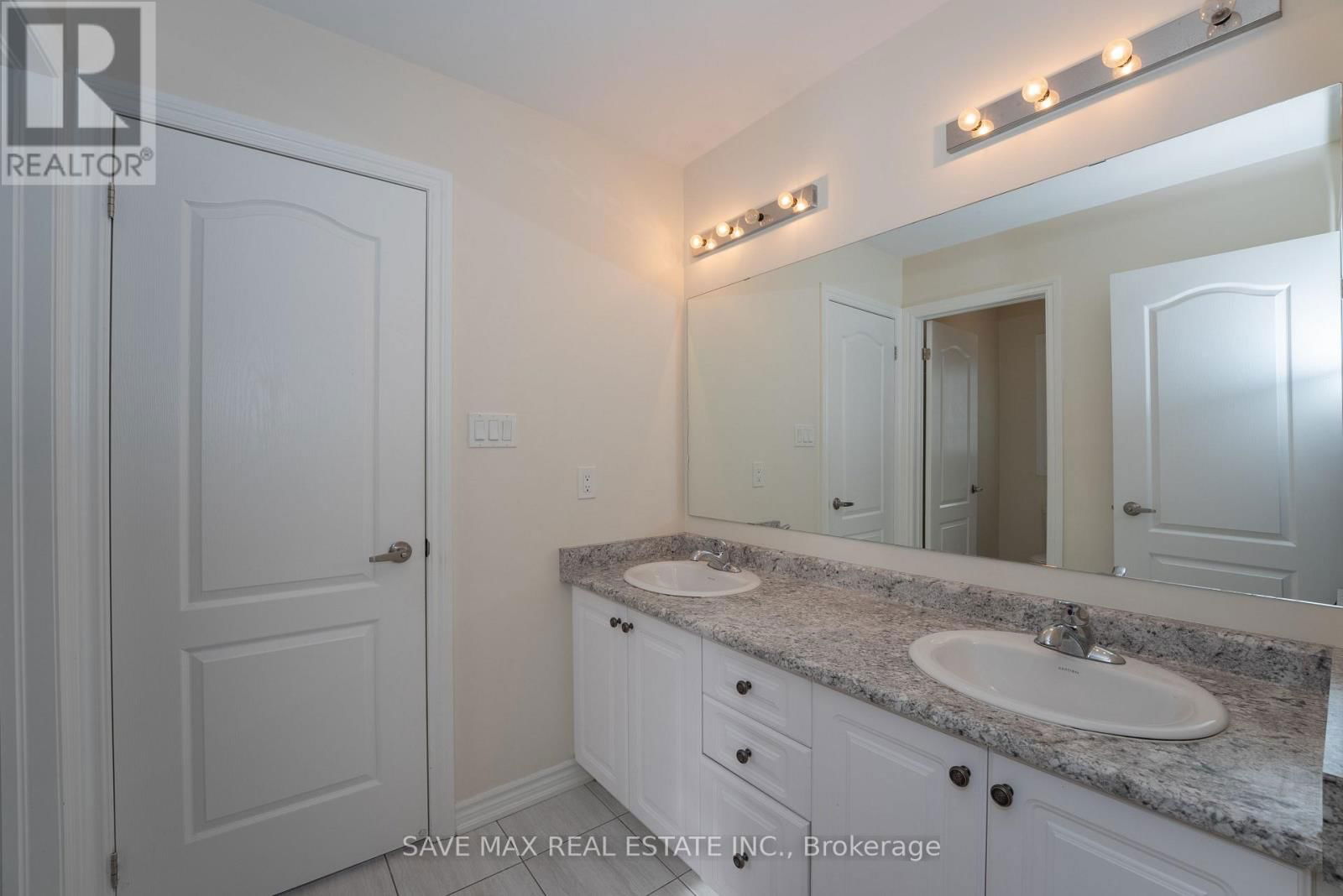 36 ROULETTE CRESCENT Image 33