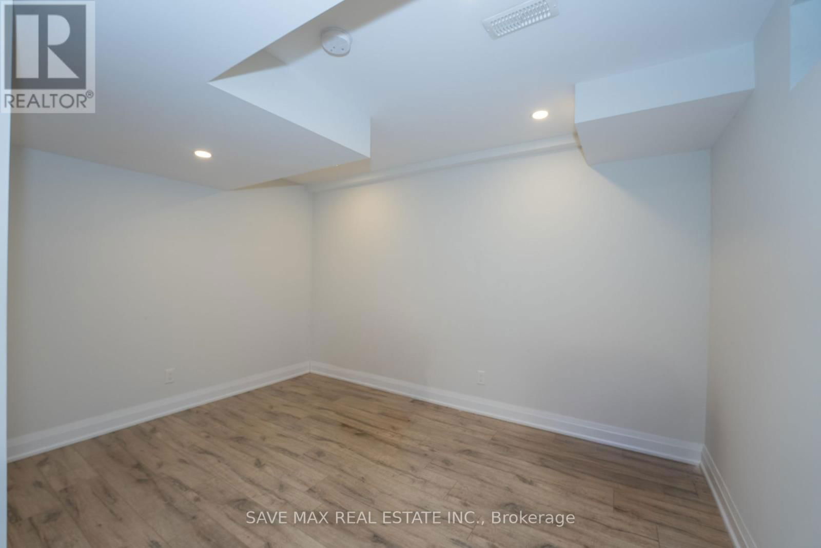 36 ROULETTE CRESCENT Image 43