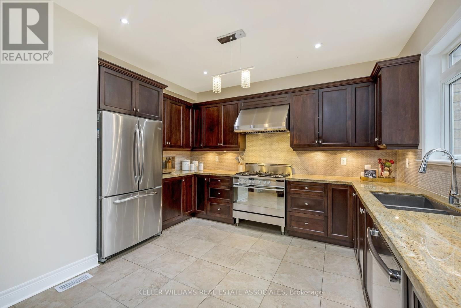 298 EATON STREET Image 10