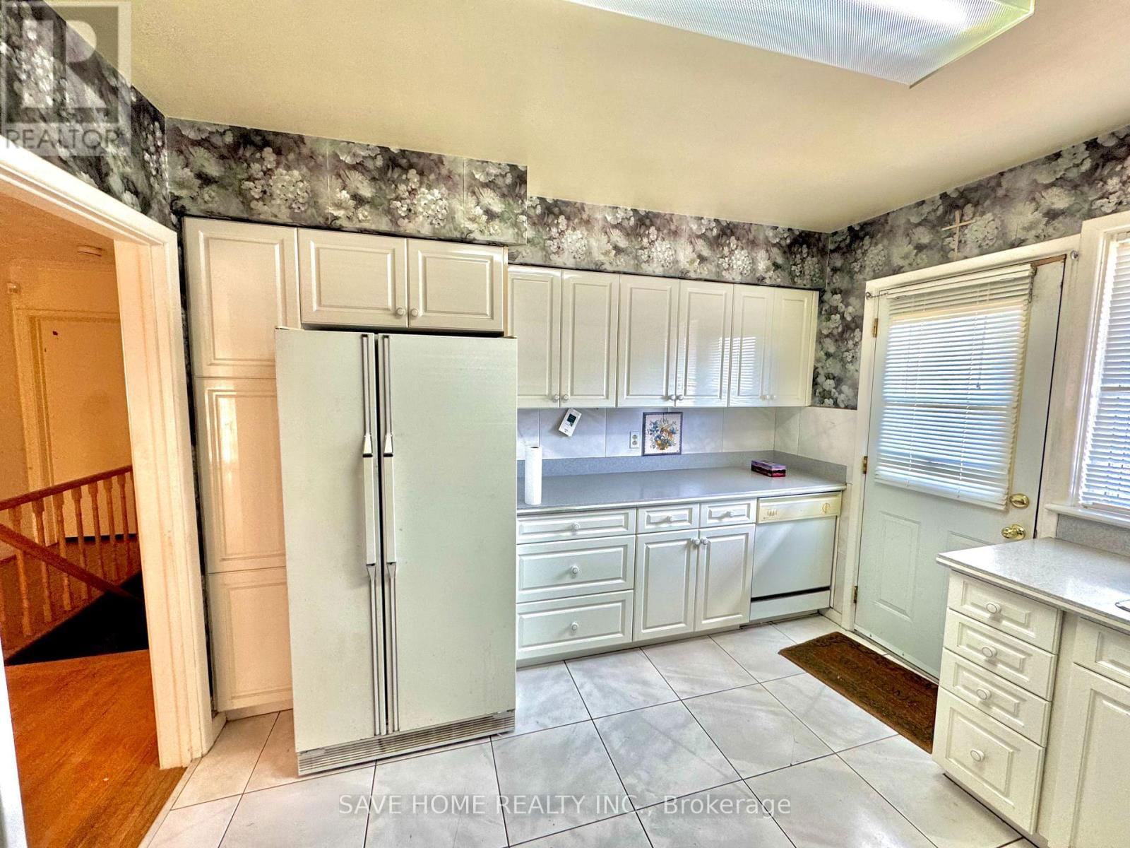 28 ALLONSIUS DRIVE EAST Image 9