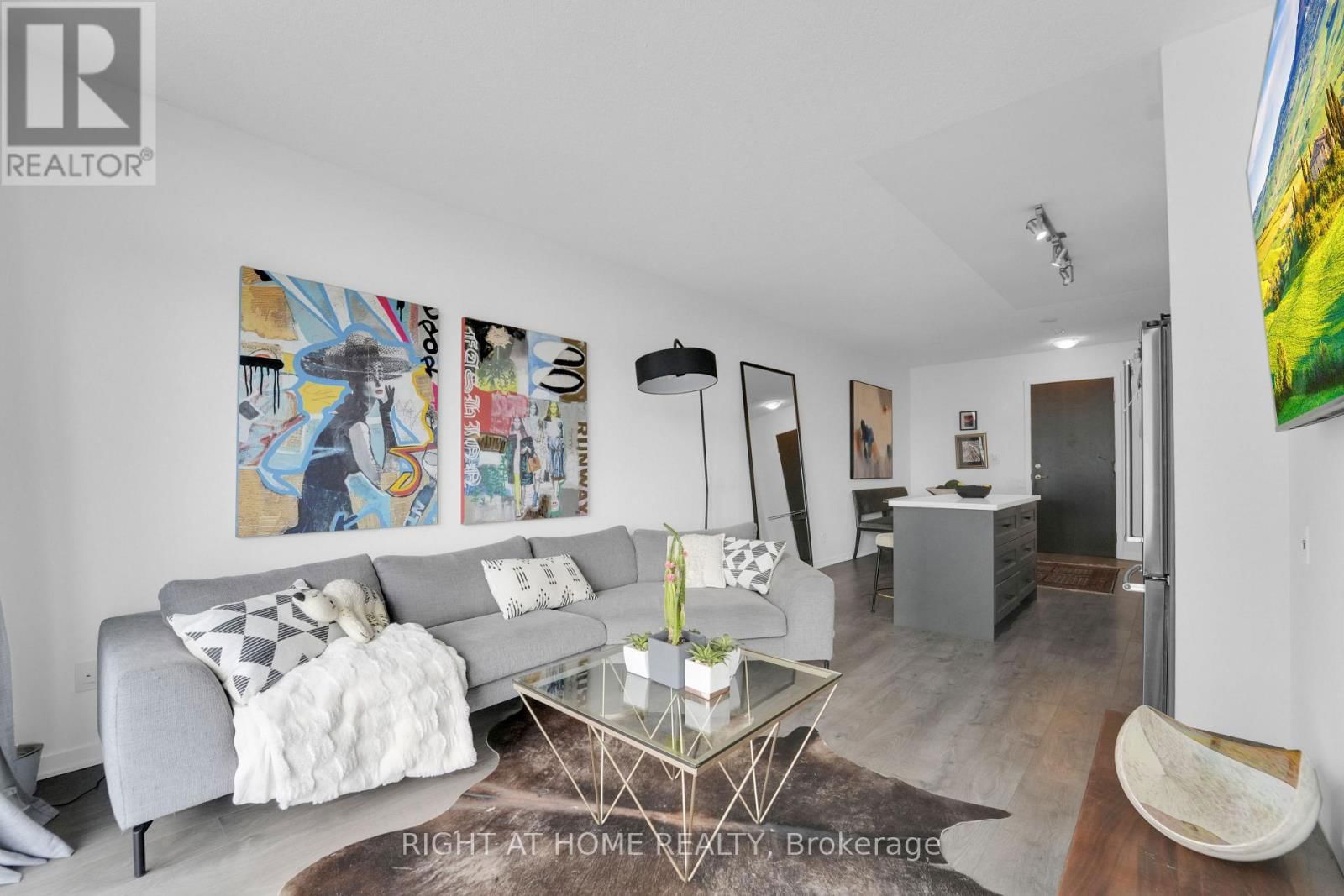 1414 - 105 THE QUEENSWAY Image 1