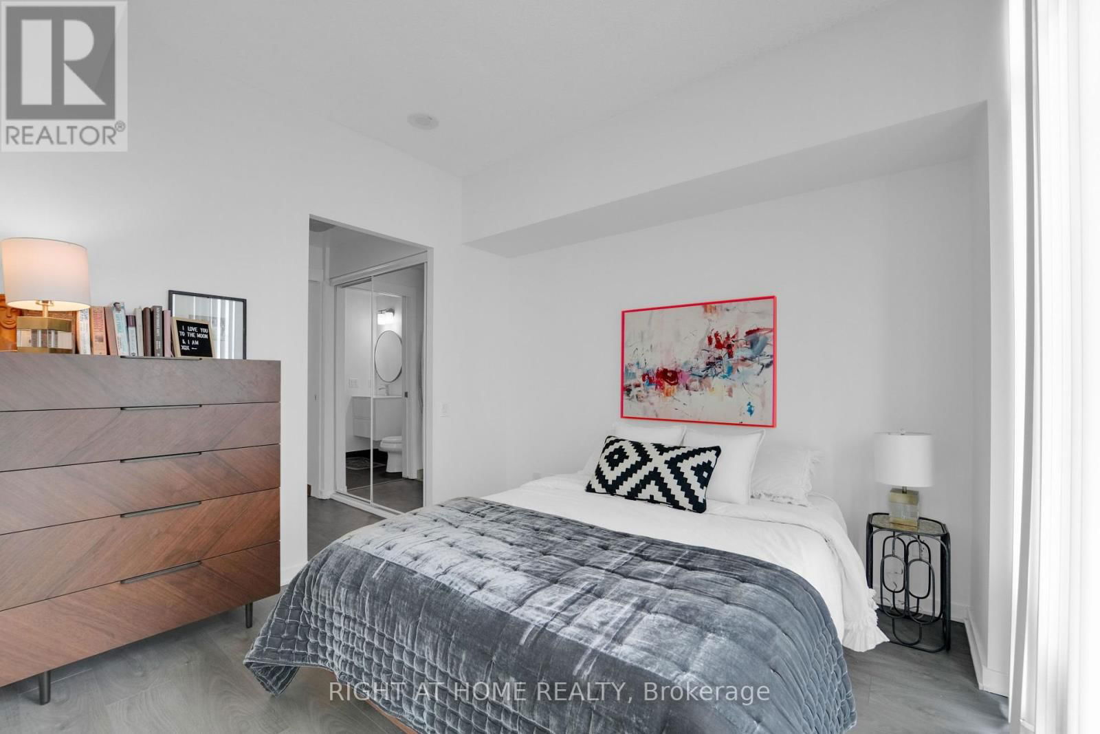 1414 - 105 THE QUEENSWAY Image 11