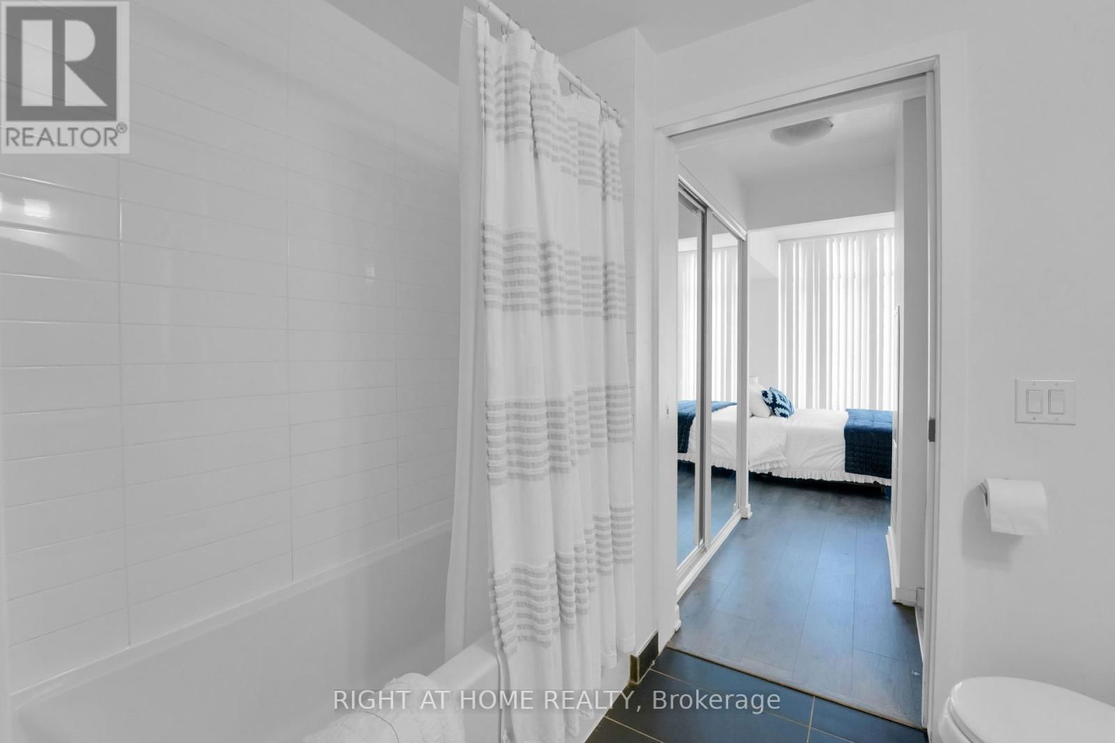 1414 - 105 THE QUEENSWAY Image 12