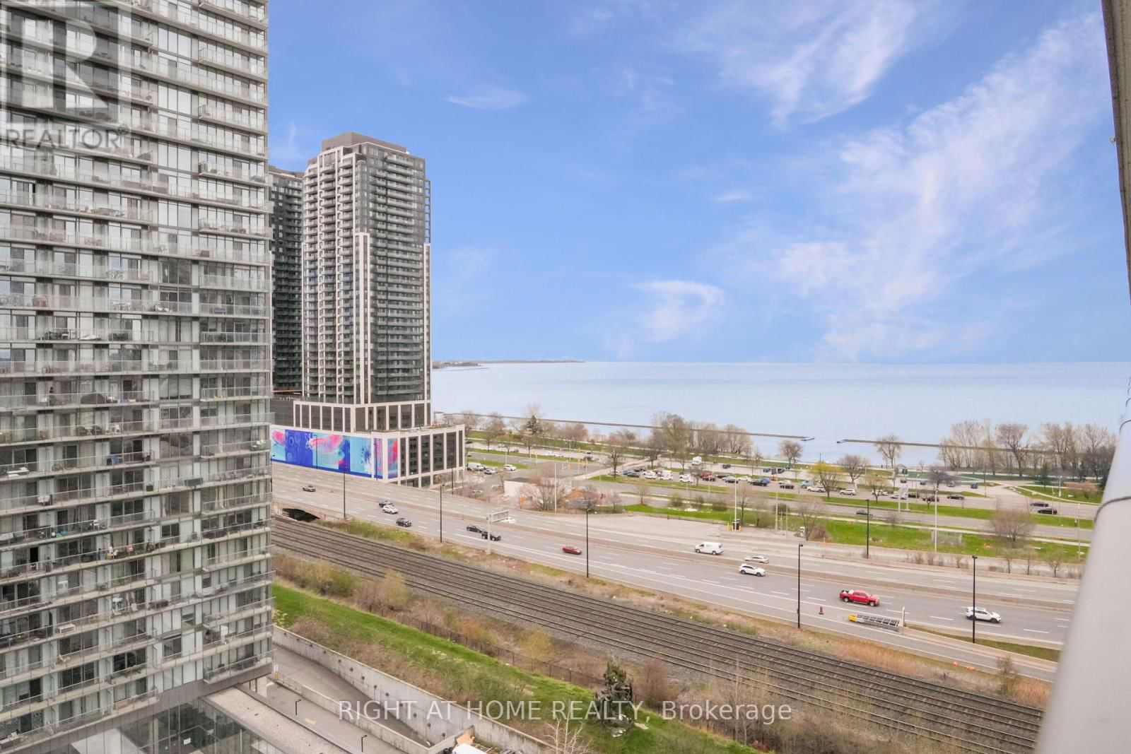 1414 - 105 THE QUEENSWAY Image 13