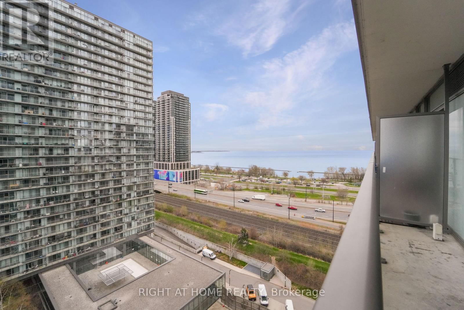 1414 - 105 THE QUEENSWAY Image 14