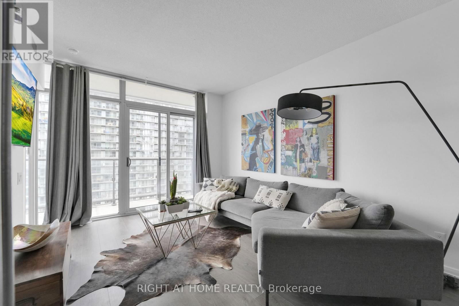 1414 - 105 THE QUEENSWAY Image 2