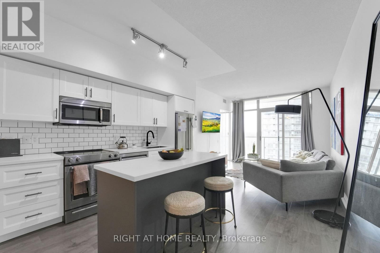 1414 - 105 THE QUEENSWAY Image 3