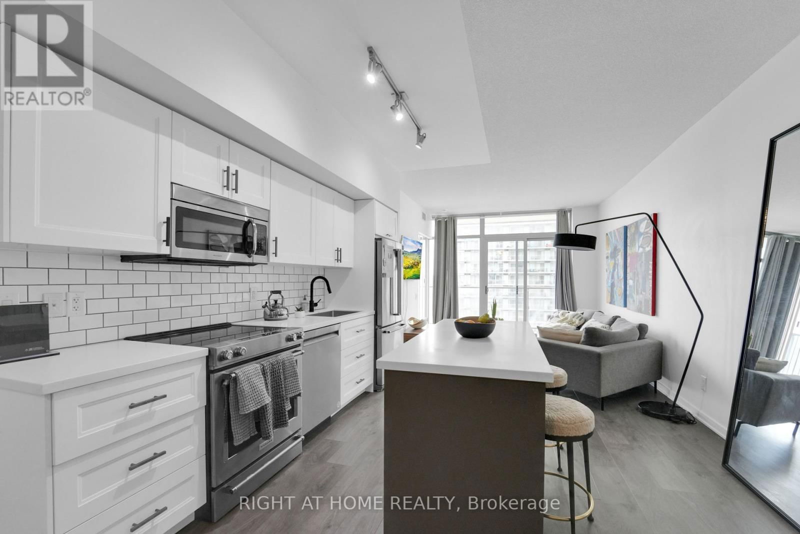 1414 - 105 THE QUEENSWAY Image 4