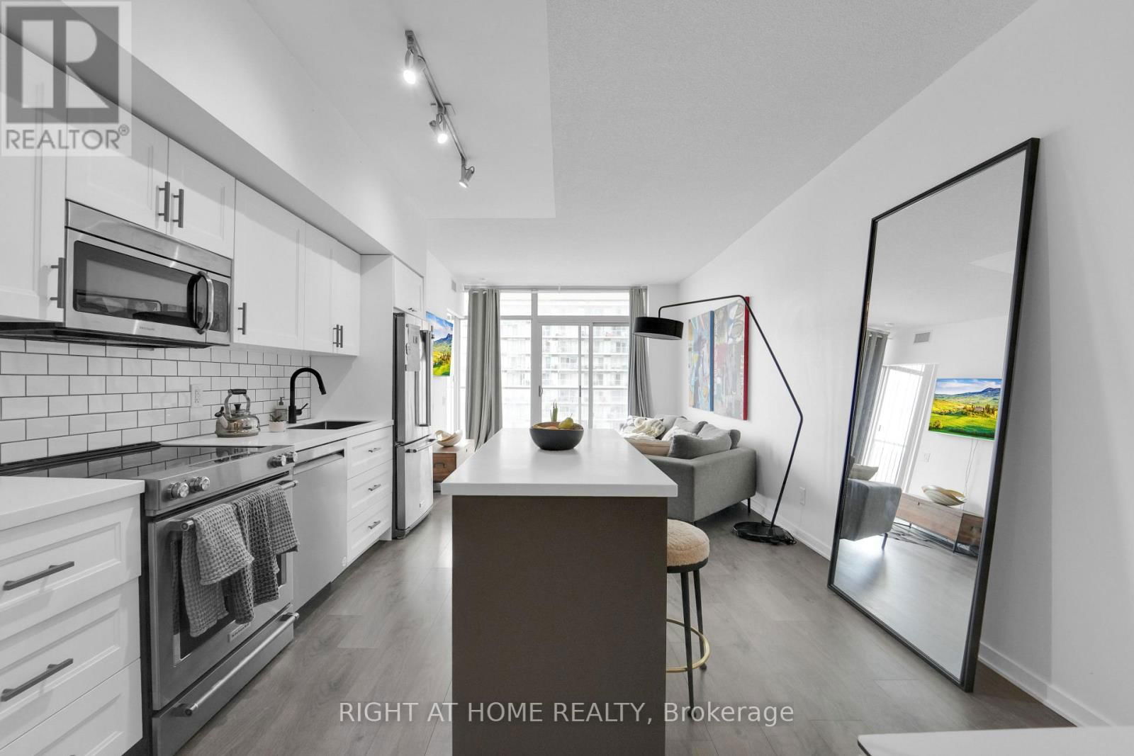 1414 - 105 THE QUEENSWAY Image 5