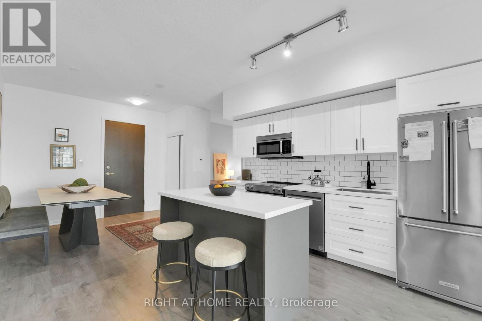 1414 - 105 THE QUEENSWAY Image 6