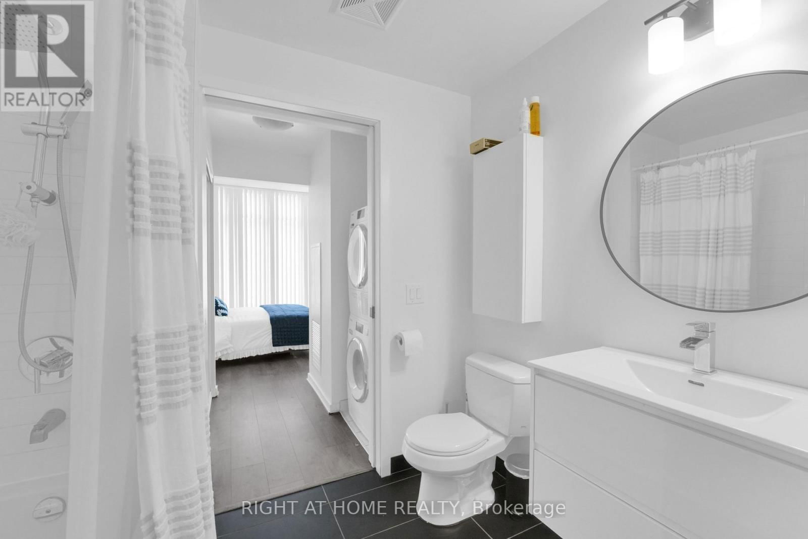 1414 - 105 THE QUEENSWAY Image 8